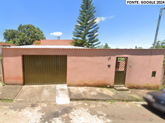 Casa com 2 quartos, garagem e área construída em terreno de 462m²