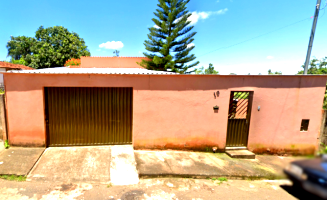 Casa com 2 quartos, garagem e área construída em terreno de 462m²