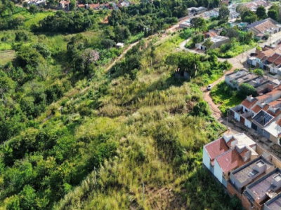 Terreno de 3.912 m² em declive