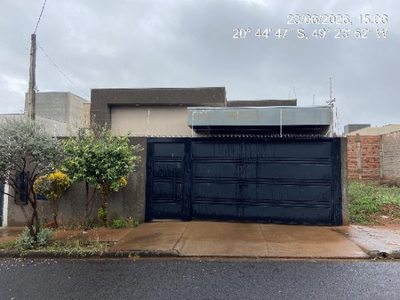 Casa Ocupada com 2 Vagas e 464m² de Terreno