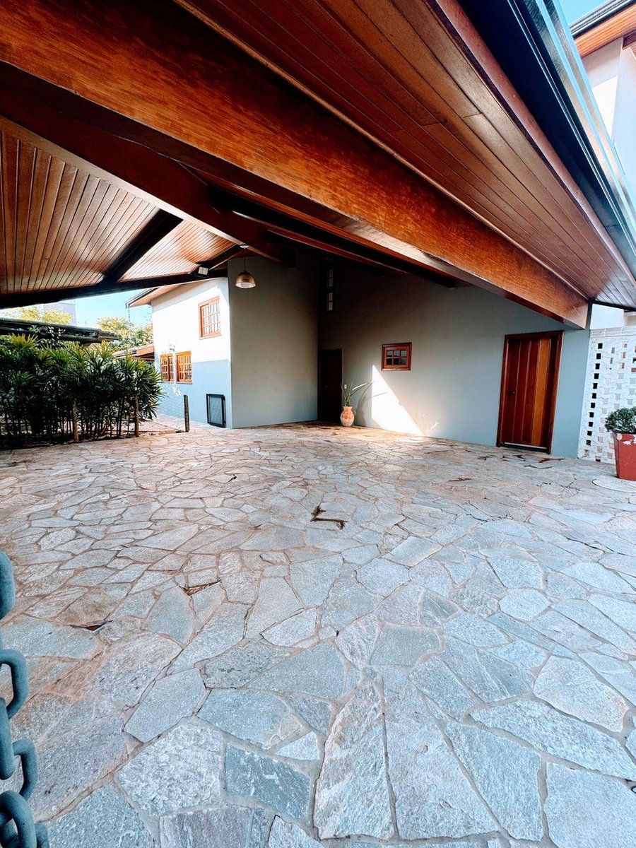 Casa de alto padrão com 4 suítes, piscina e garagem para 10 carros
