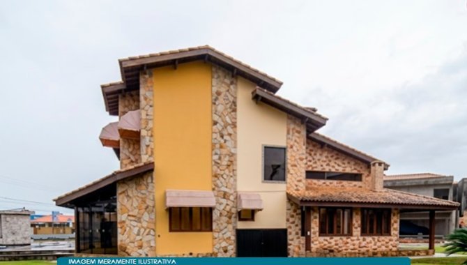 Casa ampla com 467m², piscina e lago, em reforma