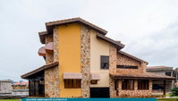 Casa ampla com 467m², piscina e lago, em reforma