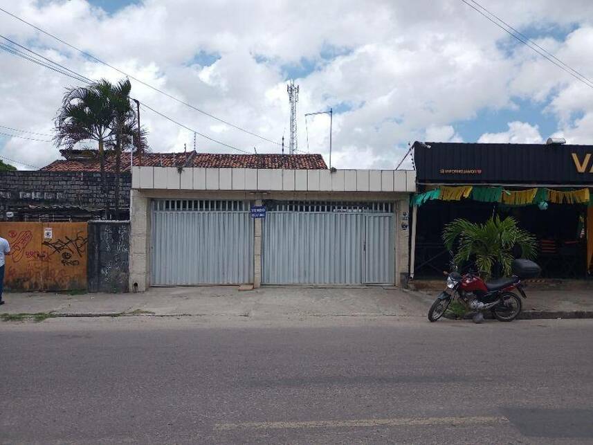 Casa com 1 vaga de garagem, 183m² de terreno, ocupada
