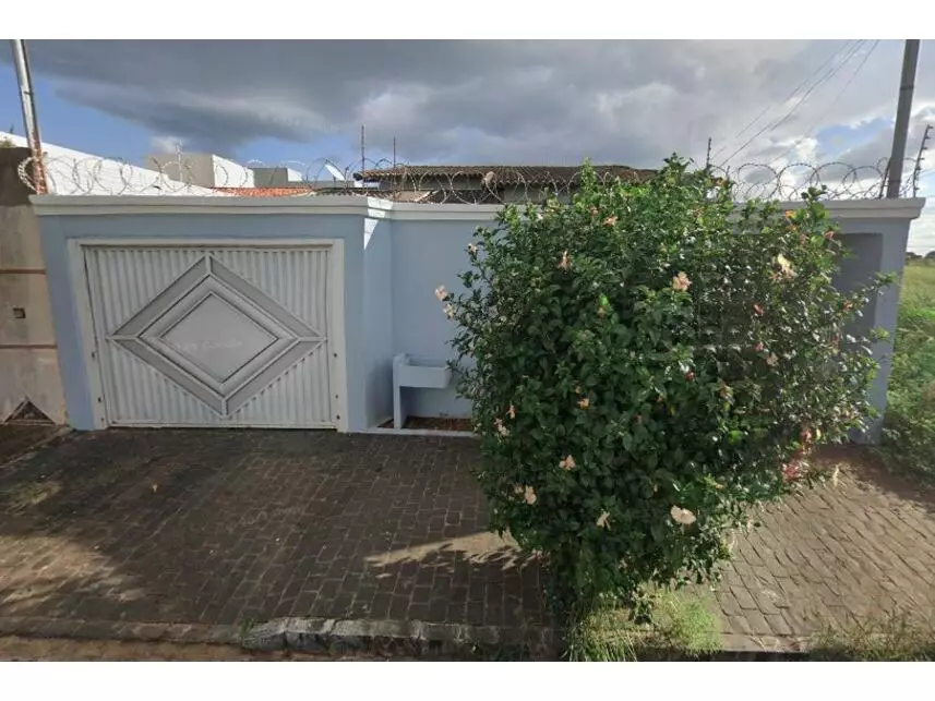 Casa em Leilão com 107m² Construída e Terreno Amplo
