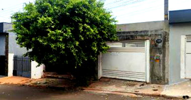 Casa com 3 quartos, 2 banheiros e 2 vagas, área construída de 191m²