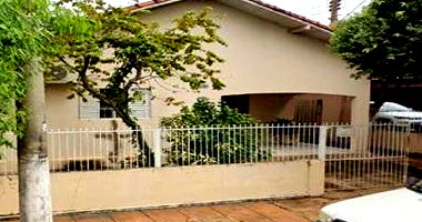 Casa Residencial em Boa Localização com Benfeitorias