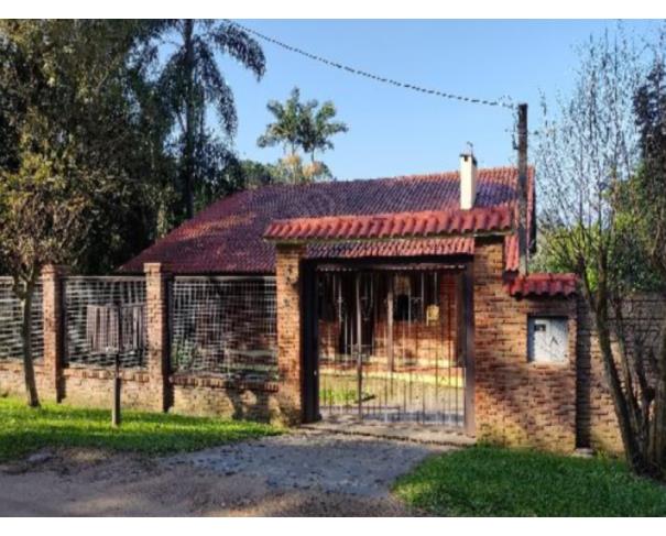 Casa residencial com 3 quartos, 2 banheiros, vaga e ampla área construída