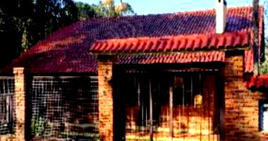 Casa residencial com 3 quartos, 2 banheiros, vaga e ampla área construída