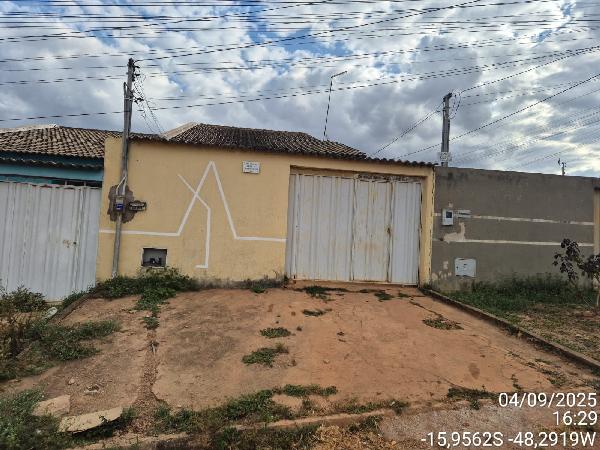 Casa com 2 quartos e 1 banheiro, área construída de 61.87m², desocupada