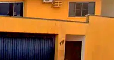 Sobrado com 4 Suítes e 5 Vagas em Campo Grande