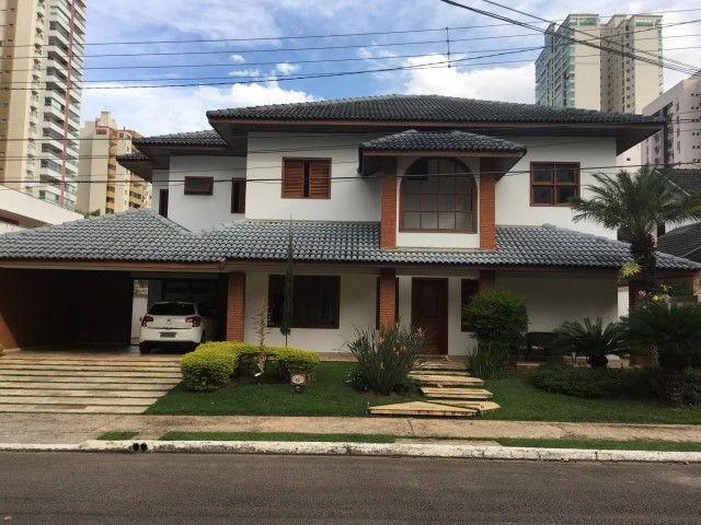 Sobrado 2 andares com área de 594,77m² e piscina