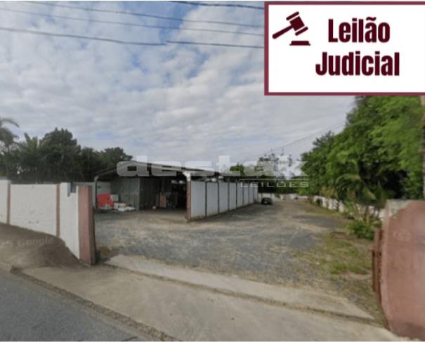 Casa com amplo terreno e galpão em Registro/SP