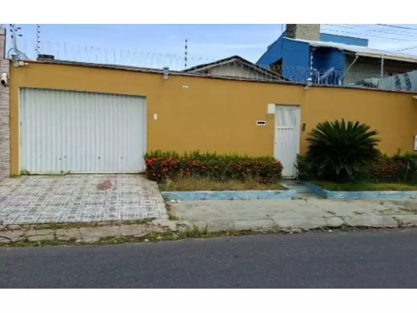 Casa em Leilão com 4 Quartos e 2 Banheiros
