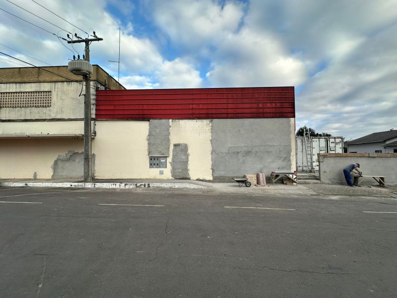 Galpão com terreno urbano total 969m² e área construída 258,9m²