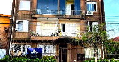 Apartamento de 02 Dormitórios com Terraço no Bairro Glória