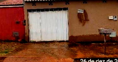 Casa com 2 quartos, 2 banheiros, varanda e 1 vaga de garagem