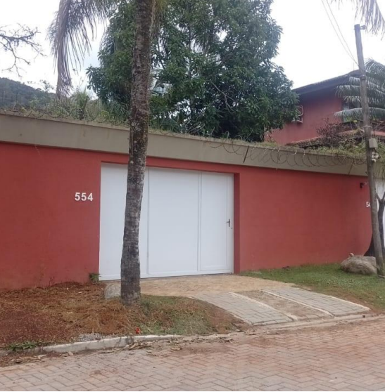 Casa residencial com 620,31m² construída e 3 lotes