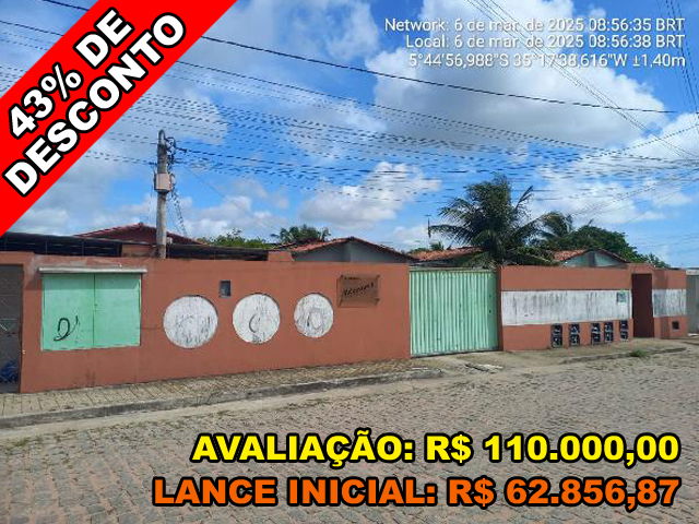 Casa com 2 quartos, varanda, sala, cozinha e 1 vaga