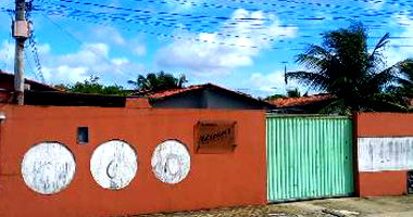 Casa com 2 quartos, varanda, sala, cozinha e 1 vaga