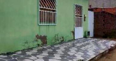 Casa com 3 quartos, varanda, área construída 49,98m², desocupada