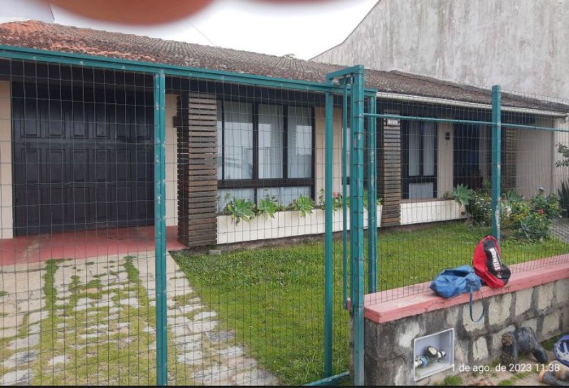 Lote de terreno com casa de alvenaria em bom estado, 299m²