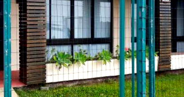 Lote de terreno com casa de alvenaria em bom estado, 299m²