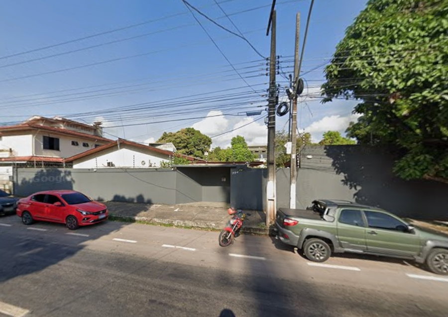 Casa com 951m² de terreno e 354m² de área construída