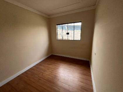 Casa desocupada com 245m² terreno e 144m² construída