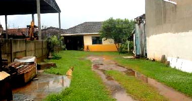 Casa com 2 quartos, banheiro, área de serviço e cozinha, 59,66m² construída