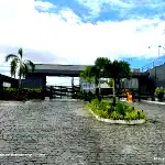 Casa aconchegante com boa área e vaga em Feira de Santana