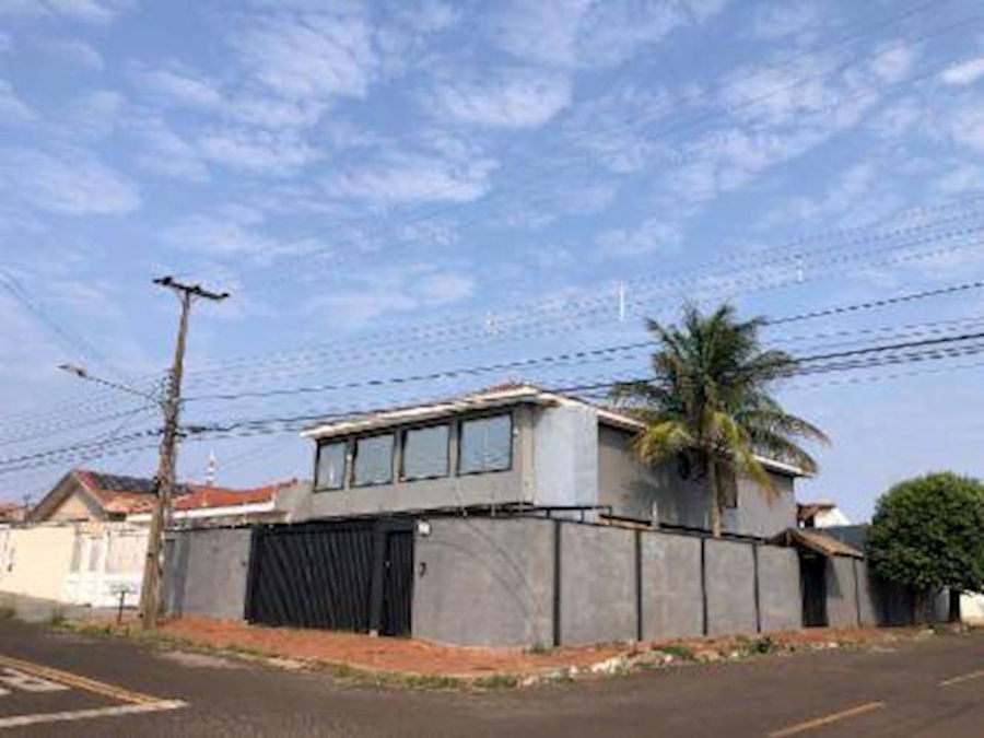 Casa Padrão Ocupada com 4 Quartos e 3 Banheiros