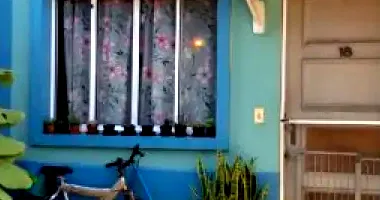 Casa com 2 pavimentos em condomínio fechado