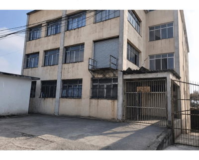 Prédio comercial com 2.730,76 m² construídos