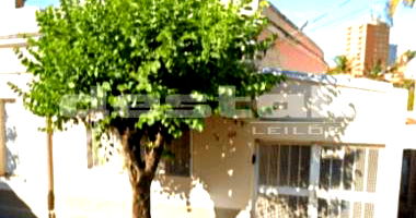 Casa com 3 quartos, 2 banheiros e 202m² construída, desocupada