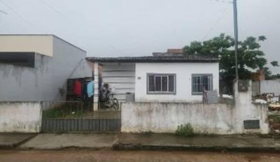 Casa com 2 Quartos e 48m² de Área Construída -