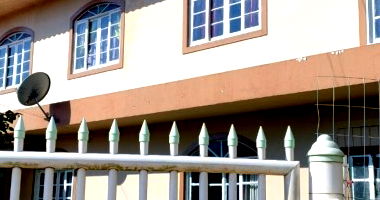 Casa ampla com 8 quartos, 4 banheiros, área externa e 2 pavimentos