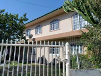 Casa ampla com 8 quartos, 4 banheiros, área externa e 2 pavimentos