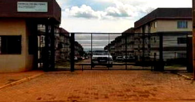 Apartamento com 2 quartos, 1 banheiro, varanda e 1 vaga