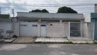 Casa Ocupada com 4 Quartos e 4 Banheiros em Manaus