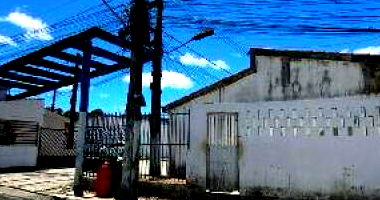 Casa com 2 quartos, varanda e 2 banheiros