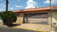 Casa desocupada com 2 quartos, 2 banheiros e 1 vaga de garagem