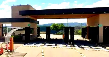 Espaçoso Terreno de 501m² em Área Residencial, Ocupado