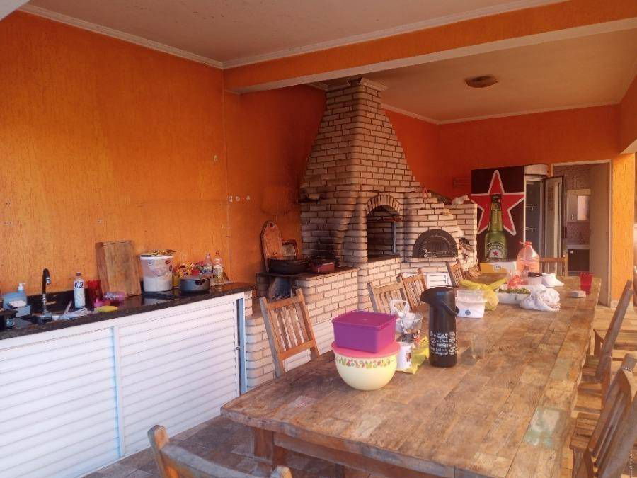 Casa ocupada com 513m² terreno e 248m² construída