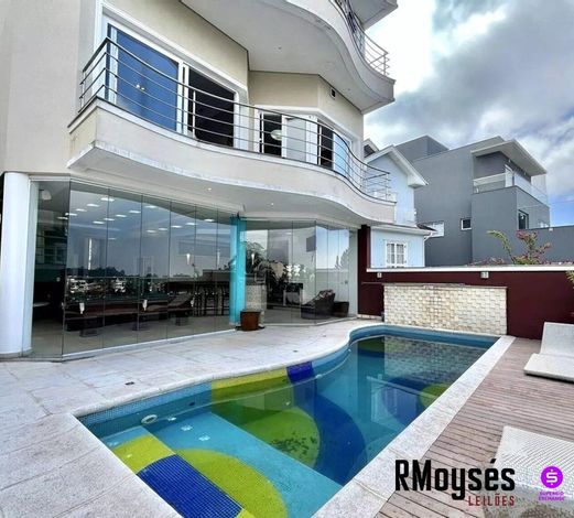 Casa com 4 suítes, 4 vagas, piscina e hidromassagem