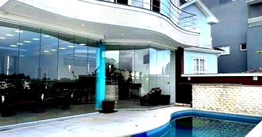 Casa com 4 suítes, 4 vagas, piscina e hidromassagem