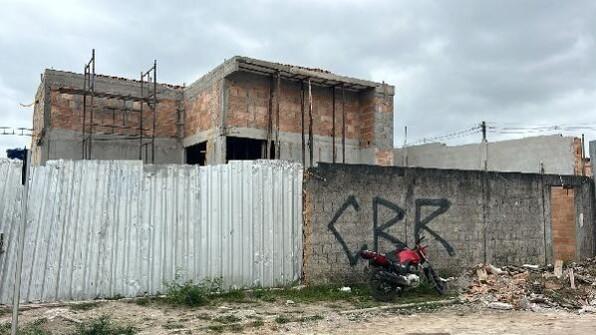 Casa com 2 quartos, 2 banheiros, varanda e 1 vaga de garagem