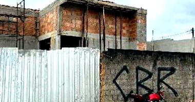 Casa com 2 quartos, 2 banheiros, varanda e 1 vaga de garagem