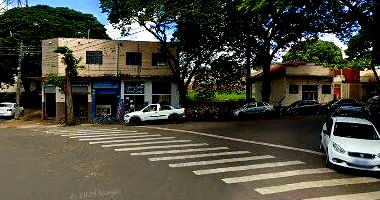 Casa com 3 quartos, 2 banheiros e 130m² construída, desocupada