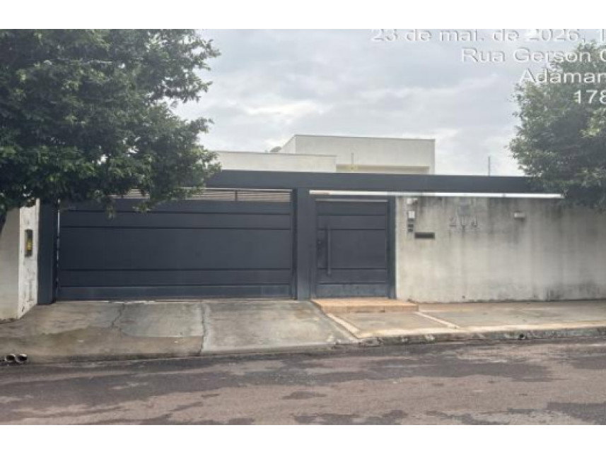 Casa ocupada com 140,45 m² em leilão
